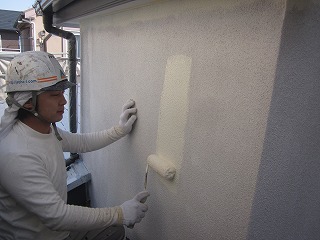 習志野市外壁　中塗りガイナ塗装２階