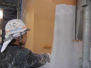 習志野市外壁　中塗りガイナ塗装１階