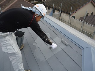 屋根 上塗り 丹念に仕上げていきます！