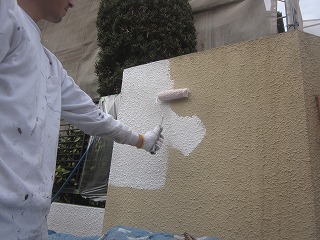 門塀も洗浄後、塗装していきます。