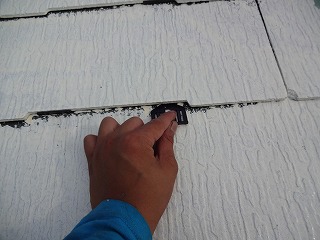 屋根 下塗り2回目後、タスペーサーを打ち込みます。