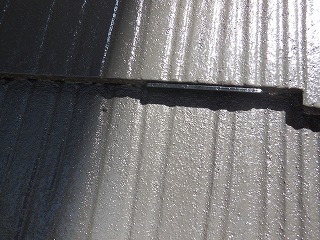 屋根材が塗料で塞がれないように処理し、湿気を逃します！