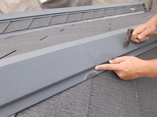 屋根板金の釘浮きから補修していきます。