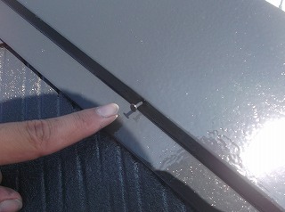 屋根板金に釘浮きがありました。