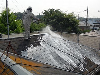 屋根高圧洗浄中 事前にバイオ洗浄液を噴霧してあります。