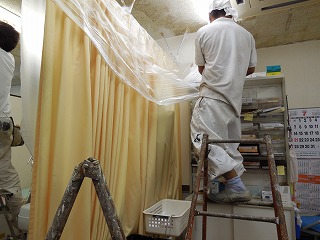 病院内の天井塗装なので備品から床まで全てビニールで覆ってから作業です。