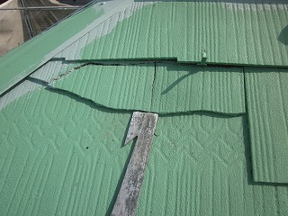 割れたコロニアル屋根材を専用工具で外します。
