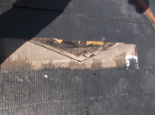 完全に割れてしまっていた屋根材を専用工具で外します。