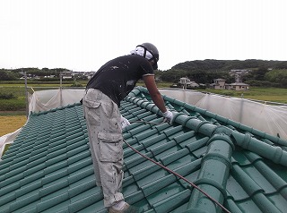重ね塗りをして屋根完了です！