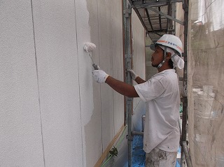 補修が完了したら外壁の下塗りです。
