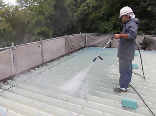次に折板屋根の高圧洗浄作業です。