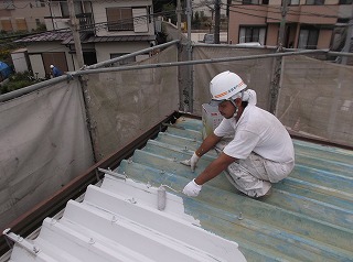 洗浄した屋根が乾いたら下塗りです。