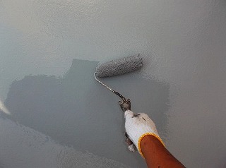 乾いたら更に防水塗料を重ねて塗装します。