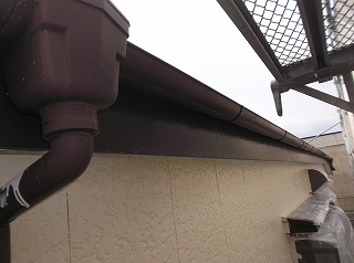 破風板と雨樋も塗装します。