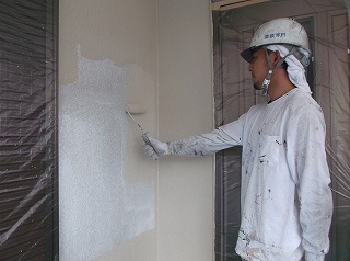 外壁 中塗り 塗料は断熱塗料ガイナを使用しています。