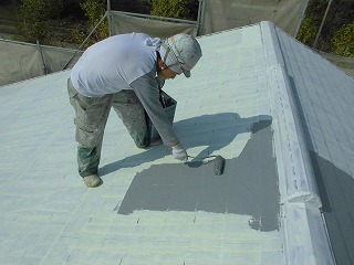屋根 ガイナで中塗り！