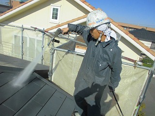 今回屋根は塗りませんが、洗浄はしっかりと！