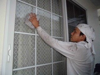 最後に最終確認、タッチアップ後、普段届かない窓も外側をサービスでお掃除です！