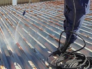 ルーフボルトやネジ頭、折半屋根のケレン作業をしたあとしっかりと高圧洗浄で鉄粉を洗い流します。