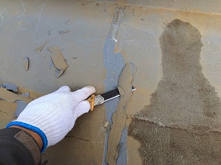 まずは下地処理！防水処理後に凸凹にならないようクラックを埋めていたコーキングを剥がしています。