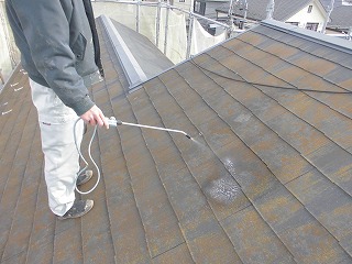 屋根全体にコケが生えてしまっています。まずはバイオ洗浄液塗布から！