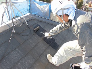 屋根中塗り塗装　コストパフォーマンスの良いシリコン塗装です！