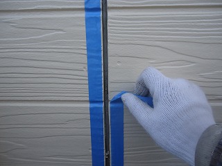 マスキングテープを貼り、外壁にはみ出ないように処理