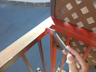 さび止め塗料を塗装しています。マイルドサビガードの赤錆色を使用。