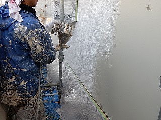 下塗りが乾いたらガンを使用し専用の塗料を吹き付けていきます。