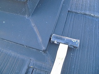 屋根の下地処理です。板金部の釘浮きは全て打ち直します。
