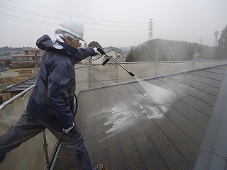 屋根にもバイオ洗浄液を使用して高圧洗浄！