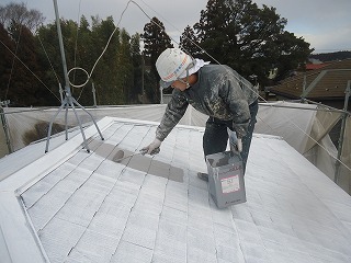 タスペーサーを屋根全体に設置したら中塗り塗装です。