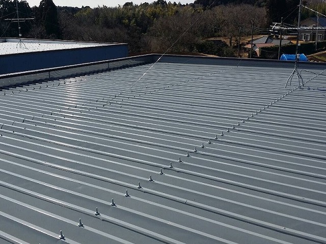 成田市で折板屋根補修！更に廊下防水塗装と、鉄部錆止め塗装！