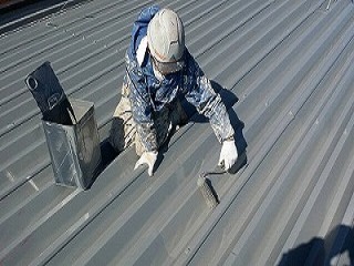 錆止めを入れた屋根をグレーで塗装し、更に上塗りを塗装しています。