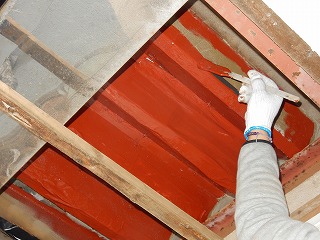 空いている穴を補修し、錆止め塗料で錆の進行を抑制します。その後、結露対策をして下側も完了！