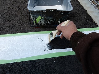 続いて中塗り。白いハードライン塗料で塗装していきます。