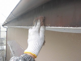 破風板などの木部は塗装前にケレン作業をして表面を整えます。