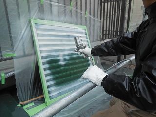 緑色の雨戸もカカオ色に変更です。こちらは白い錆止め塗料を吹き付けています。
