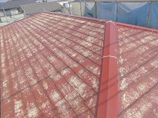 こちらが洗浄後の屋根です。旧塗膜が剥がれ地肌が見えています。