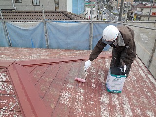 いよいよ屋根の下塗り塗装です。たっぷり吸い込ませて下地を作り直します。