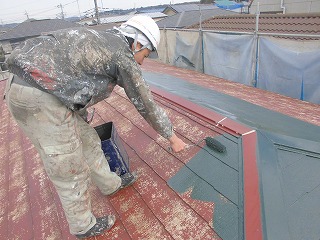 屋根、中塗り塗装。モスグリーンにイメージチェンジです！