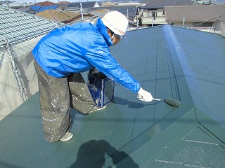 屋根、上塗り塗装。下塗りをしっかりと入れたので塗膜同士が強固に密着しています。