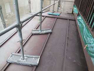 下屋根は瓦棒です。こちらは錆止め塗装になります！