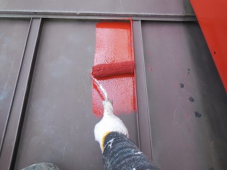 赤い錆止め塗料を塗装します。