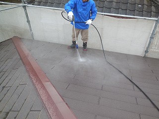 屋根高圧バイオ洗浄！元々コケが少なかったので汚れや黒ずみを洗い流していきます。