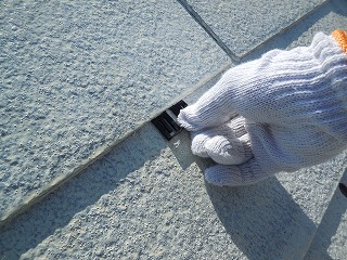 下塗りが乾いたら屋根全体に縁切り部材のタスペーサーを差込！