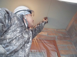 軒天塗装前のケレン作業です。