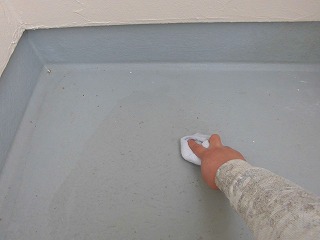 ベランダトップコート塗装！既存の防水層からワックス成分を拭き取ります。