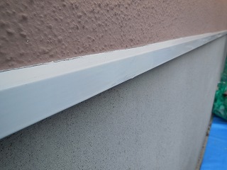 住宅の下回りにある水切りにも錆止め塗装を施します。