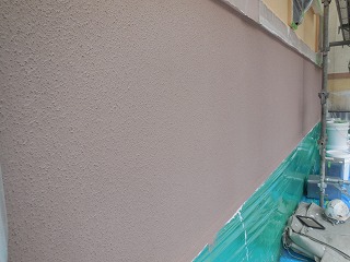 これで外壁の下部は仕上がりです。帯と同じ色で塗り替えです。